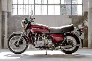 Honda Gold Wing — Fiancata sinistra completa in un capannone con finestroni e muri scrostati.