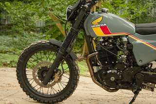 Honda SLR 650 Vigor — Avantreno: forcella con soffietti, ruota tassellata, motore.