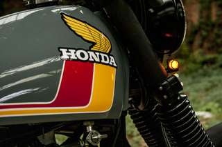Honda SLR 650 Vigor — Serbatoio: logo Honda alato e la fascia rossa e gialla.