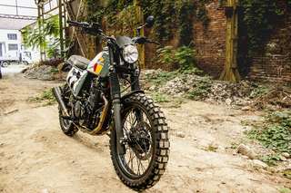 Honda SLR 650 Vigor — Tre quarti anteriore sinistro, moto intera su sterrato.