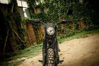 Honda SLR 650 Vigor — Frontale in asse: faro, manubrio largo, parafango alto.
