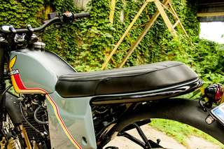 Honda SLR 650 Vigor — Sella e codone da dietro, con la fiancatina verniciata.