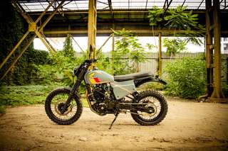Honda SLR 650 Vigor — Fiancata sinistra completa sotto una tettoia industriale.