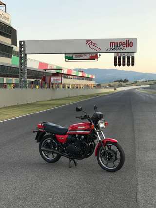 Kawasaki GPz 1100 — In pista al Mugello: la moto sul rettilineo con la tribuna e l'insegna del circuito.