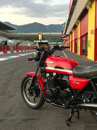 Kawasaki GPz 1100 — Nella corsia box, fiancata destra completa.