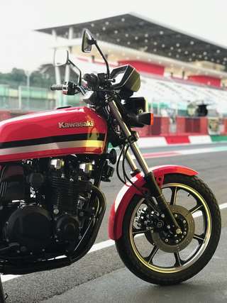 Kawasaki GPz 1100 — Ai box del circuito, tre quarti anteriore, tribuna sullo sfondo.