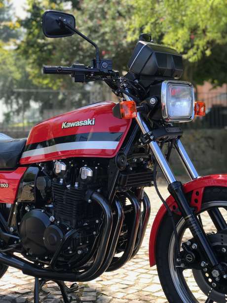 Kawasaki GPz 1100 — Tre quarti anteriore destro: cupolino, faro rettangolare, quattro cilindri a vista.