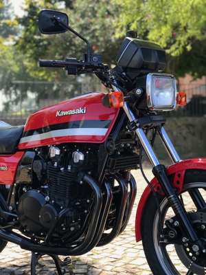 Kawasaki GPz 1100 — Tre quarti anteriore destro: cupolino, faro rettangolare, quattro cilindri a vista.