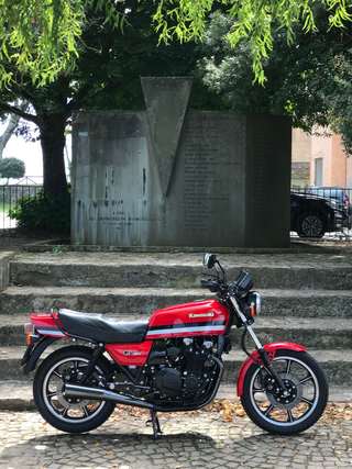 Kawasaki GPz 1100 — Fiancata destra all'aperto, davanti a un monumento in pietra.