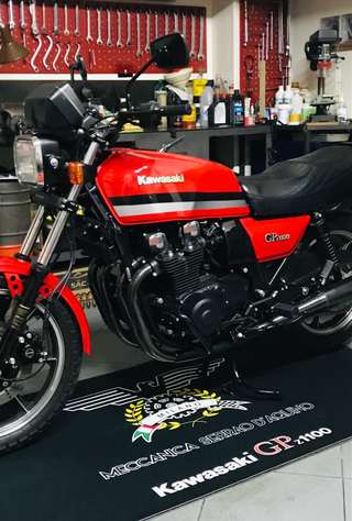 Kawasaki GPz 1100 — In officina, sul tappeto «Meccanica Serrao D'Aquino», davanti al pannello degli attrezzi.