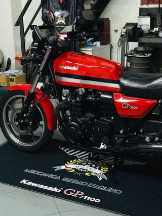 Kawasaki GPz 1100 — Ancora in officina, fiancata destra, banco e attrezzatura alle spalle.