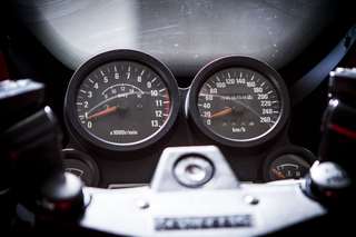 Kawasaki GPZ 900 — Strumentazione: contagiri, tachimetro, indicatore livello, piastra di sterzo.