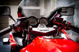 Kawasaki GPZ 900 — Posto di guida: manubrio, comandi, specchietti, serbatoio con il tappo in primo piano.
