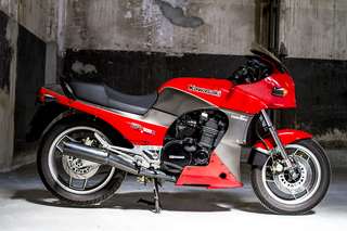 Kawasaki GPZ 900 — Fiancata destra completa, stesso ambiente, silenziatore in evidenza.