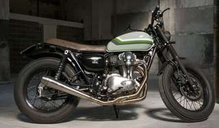 Kawasaki W800 — Fiancata destra in tre quarti posteriore, coperchio laterale e scarico a megafono.