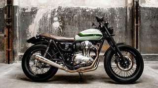 Kawasaki W800 — Fiancata destra completa sul cavalletto, muro di cemento con pilastri.