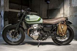 Kawasaki W800 — Fiancata sinistra completa con la borsa in tela e cuoio, interno industriale.