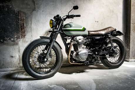 Kawasaki W800 — Tre quarti anteriore sinistro, moto intera contro un muro di intonaco scrostato.
