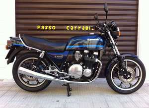 Kawasaki Z1000J — Fiancata destra completa sul cavalletto, in strada.