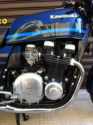 Kawasaki Z1000J — Motore e serbatoio da destra: batteria di carburatori, carter frizione lucidato.