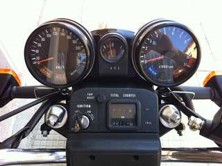 Kawasaki Z1000J — Cruscotto dall'alto: tachimetro, indicatore carburante, contagiri.