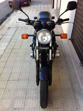 Kawasaki Z1000J — Frontale: faro tondo, cupolino, frecce, targhetta Kawasaki sul supporto faro.