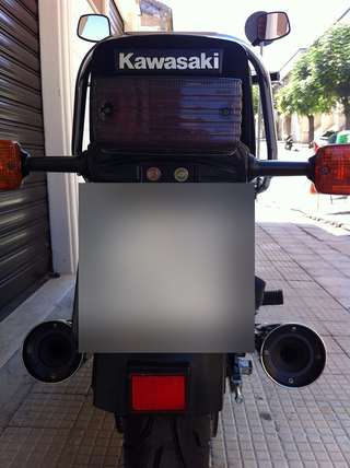Kawasaki Z1000J — Posteriore: maniglione, fanale fumé, i due terminali.