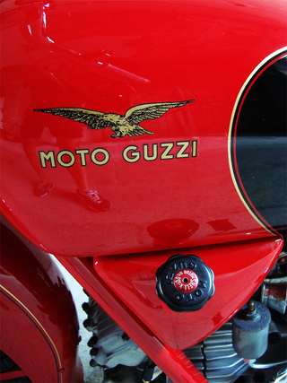 Moto Guzzi Airone 250 — Macro del serbatoio: l'aquila dorata Moto Guzzi e il filetto nero.
