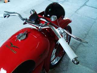Moto Guzzi Airone 250 — Manubrio e parafango anteriore, faro tondo con la calotta nera.