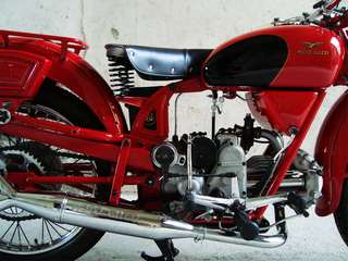 Moto Guzzi Airone 250 — Fiancata destra ravvicinata: telaio, motore orizzontale, scarico, forcellone.