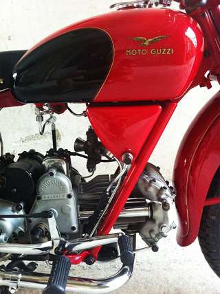 Moto Guzzi Airone 250 — Serbatoio e motore da tre quarti, sella nera e carter lucidati.