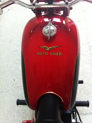 Moto Guzzi Airone 250 — Vista dal posto di guida sopra il serbatoio verso il faro.