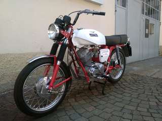Moto Guzzi Stornello 125 — Tre quarti anteriore destro: faro, manubrio alto, forcella.