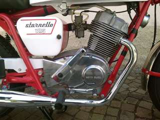 Moto Guzzi Stornello 125 — Motore lato destro: cilindro alettato, carburatore, carter lucidato con la scritta Moto Guzzi.