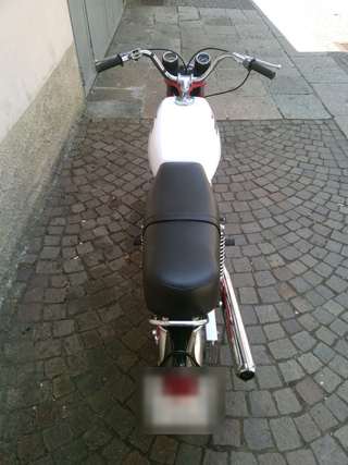 Moto Guzzi Stornello 125 — Vista da dietro lungo la sella verso il fanalino.