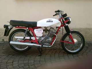 Moto Guzzi Stornello 125 — Fiancata sinistra completa, scarico cromato in evidenza.