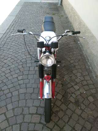Moto Guzzi Stornello 125 — Frontale dall'alto: faro, manubrio, parafango anteriore.