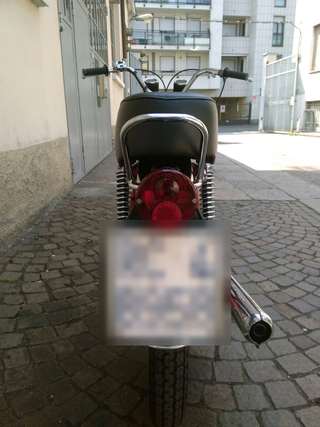 Moto Guzzi Stornello 125 — Posteriore: fanalino tondo, terminale di scarico, portatarga.