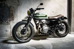 Una moto preparata in officina, pronta alla consegna.