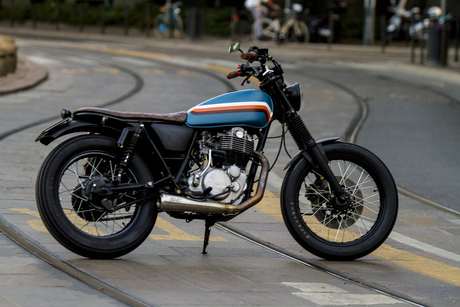 Yamaha SR 500 — Fiancata sinistra completa sui binari del tram, strisce gialle sull'asfalto.
