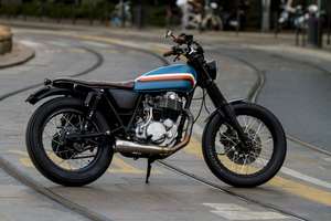 Yamaha SR 500 — Fiancata sinistra completa sui binari del tram, strisce gialle sull'asfalto.