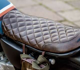 Yamaha SR 500 — Sella marrone trapuntata e codino visti dall'alto, con il borsello in tela e cuoio.