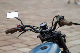 Yamaha SR 500 — Manubrio da sinistra: specchietto rettangolare, manopola in legno, leva e comandi.