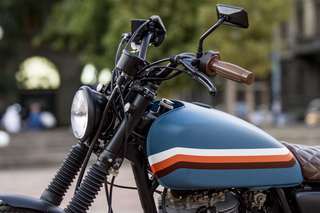 Yamaha SR 500 — Tre quarti anteriore sinistro: serbatoio, faro, forcella con soffietti.