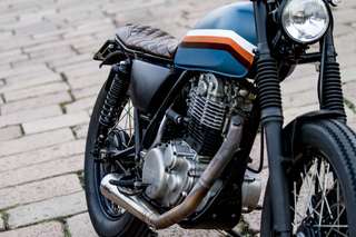 Yamaha SR 500 — Tre quarti anteriore destro: serbatoio, motore, collettore, ruota anteriore.