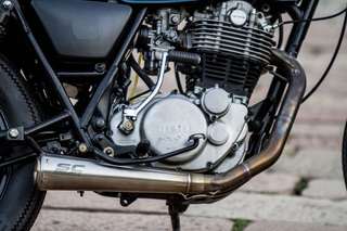 Yamaha SR 500 — Motore lato sinistro: carter con la scritta Yamaha, carburatore, silenziatore.