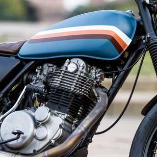 Yamaha SR 500 — Serbatoio da destra con cilindro, testata e collettore di scarico.