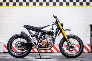 Yamaha WR 400 — Fiancata destra, laterale pura, contro la parete piastrellata dell'officina.