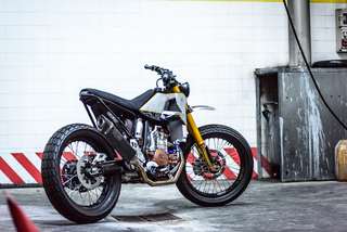 Yamaha WR 400 — Rear three-quarter view from the right, metal cabinet and hose hanging on the wall.