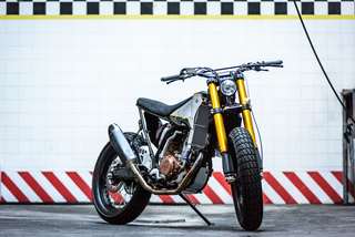 Yamaha WR 400 — Front three-quarter view from the right, whole bike, door frame on the right.